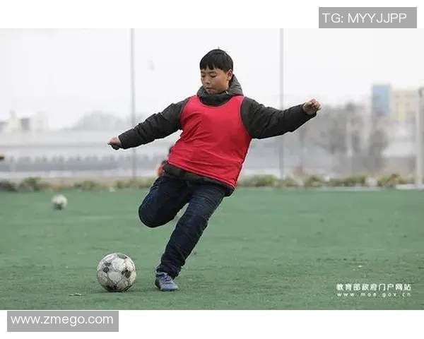 儿童同款足球明星鞋子让小球员尽享运动乐趣与时尚风采